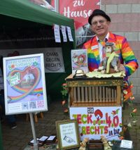 "Jeck gegen Rechts" und bester Laune spielte "Drehorgel-Simon" stilecht im Regenbogen-Outfit.
