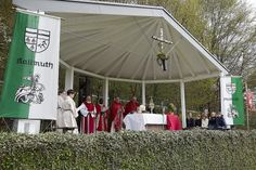 Auf einer überdachten Altarinsel am Georgspütz feiern die Geistlichen zusammen mit den Gläubigen unter freiem Himmel den Festgottesdienst.