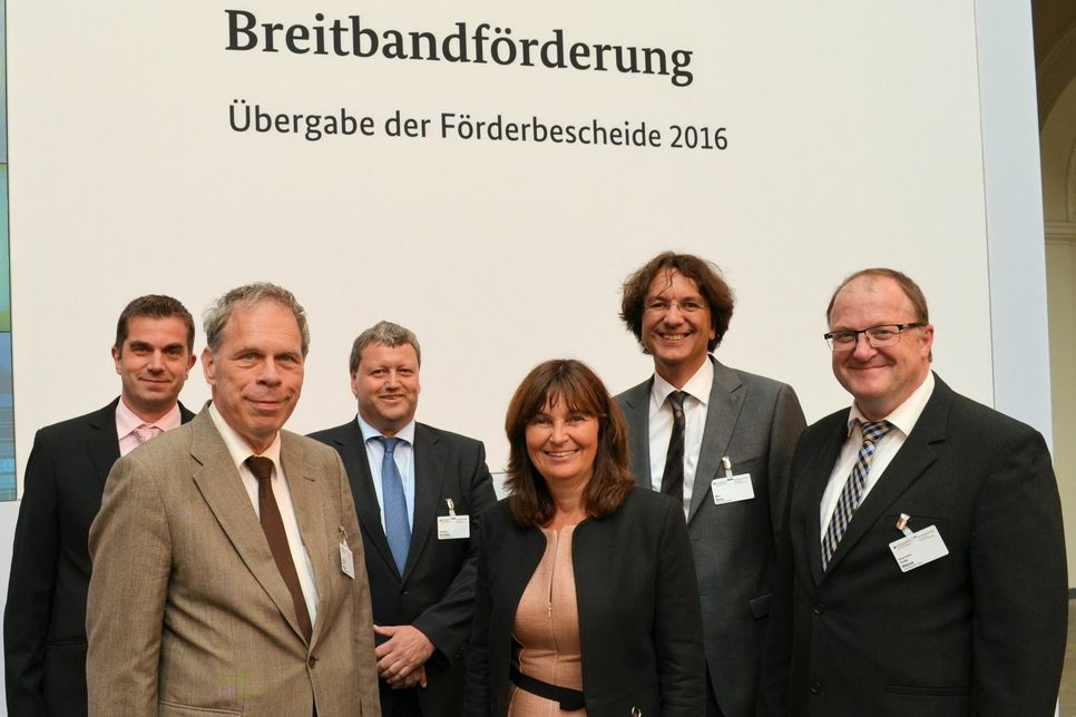 Die Bundestagsabgeordnete Mechthild Heil (Mitte) mit Vertretern der geförderten Kommunen.
