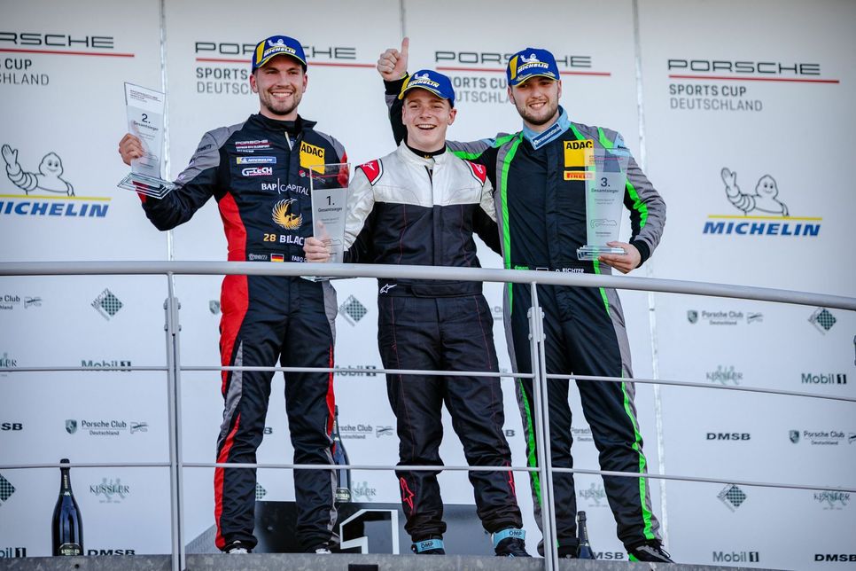 Erstes Rennen, erster Sieg: Lorenz Stegmann (Mitte) war total überrascht, aber natürlich auch begeistert, dass er bei seiner Premiere auf dem Hockenheimring den Klassensieg im Porsche Sports Cup eingefahren hat.