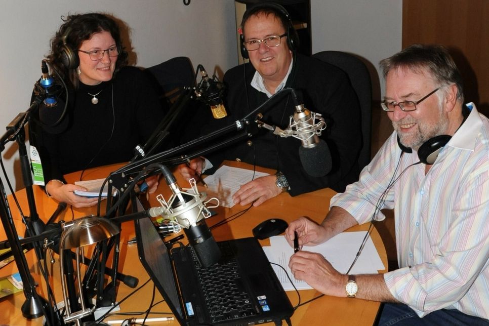 Die Radiomacher des Vereins Freundeskreis Nationalpark Hunsrück sind bereits ein eingespieltes Team. Im Bild (v. l.): Angela Enz-Warth, Hans-Joachim Billert und Stefan Pink. Foto: Schmieder