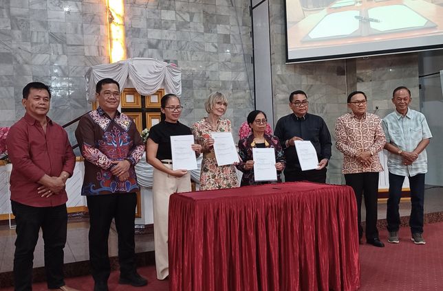 Vertreterinnen und Vertreter der beteiligten Organisationen (Kirchenkreis Simmern-Trarbach, VEM und GKE) bei der Unterzeichnung der MoU zu dem Projekt.