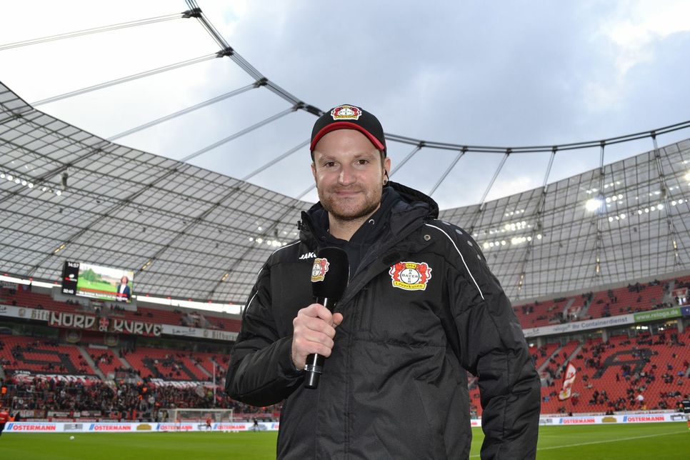 Stadionatmosphäre: Thomas Wagner ist mit dem Mikro Stimmungsmacher in Leverkusen. Foto: Bach