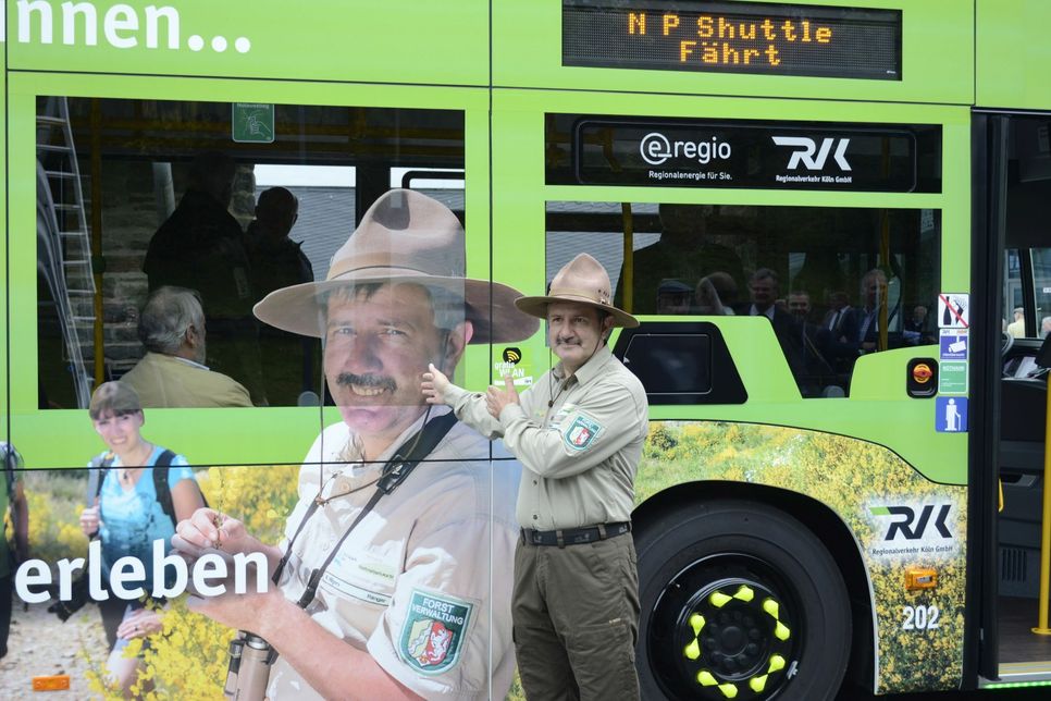 Original und Werbefigur: Das Konterfei des Rangers Ralf Hilgers ziert die neuen Busse.