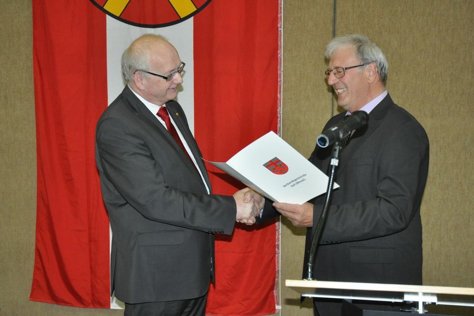 Zells VG-Bürgermeister Karl Heinz Simon (links) wird vom Ersten Beigeordneten Alois Hansen für seine dritte Amtszeit ernannt.