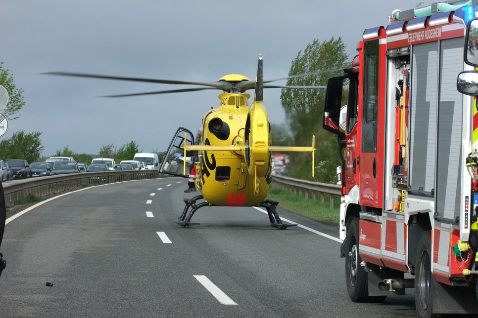 Der 31-jährige Fahrer des Kleintransporters wurde mit dem Hubschrauber in die Universitätsklinik Mainz gebracht.