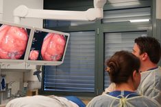 Eine KI, die potentielle Unregelmäßigkeiten erkennt und mit grünen Rechtecken herausstellt, unterstützt das geschulte Auge des medizinischen Personals.