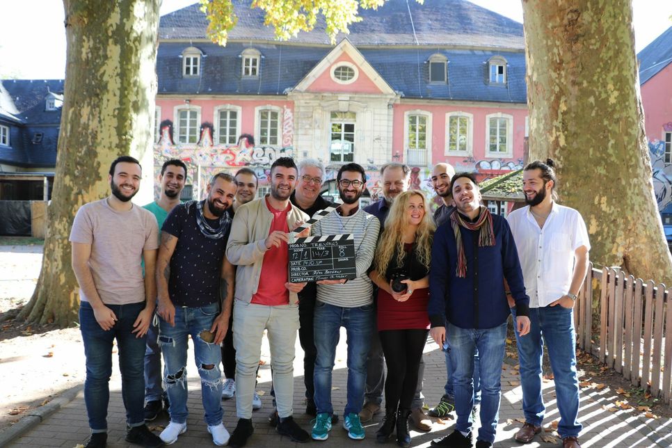Das multikulturelle Filmteam des Projekts "TreVirus" am Set: Das Exhaus in Trier ist einer von vielen Drehorten in der Moselstadt für den interkulturellen Kurzkrimi.  Foto: Jobcenter Trier Stadt