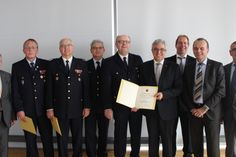 Hans-Werner Thomas (2. vl.) wurde mit dem Goldenen Feuerwehr-Ehrenzeichen als Steckkreuz ausgezeichnet. Zu den ersten Gratulanten zählte Landrat Manfred Schnur (links).