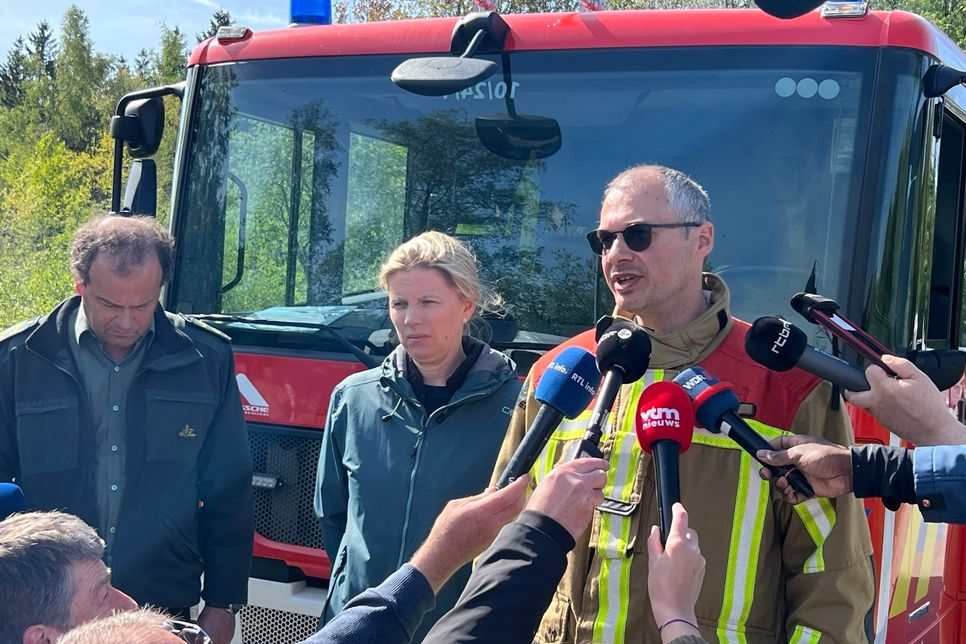 Francis Cloth von der belgischen (Foto oben rechts) hofft, dass man den Brand auf eine Fläche von 200 Hektar begrenzen kann.
