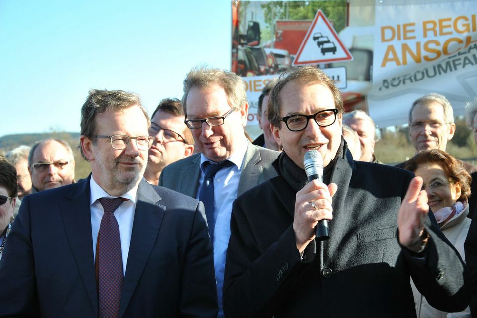 Bundesverkehrsminister Alexander Dobrindt (rechts) hatte sich auch schon ein persönliches Bild von der Verkehrssituation gemacht. Links daneben: Der CDU-Landtagsabgeordnete Bernhard Henter und CDU-Bundestagsabgeordneter Bernhard Kaster.