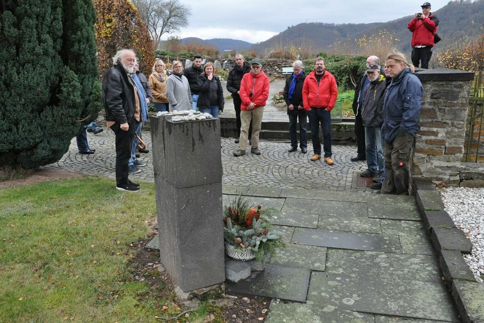 Auf dem Bruttiger Friedhof erinnert ein Gedenkstein an Opfer aus dem KZ-Außenlager.
