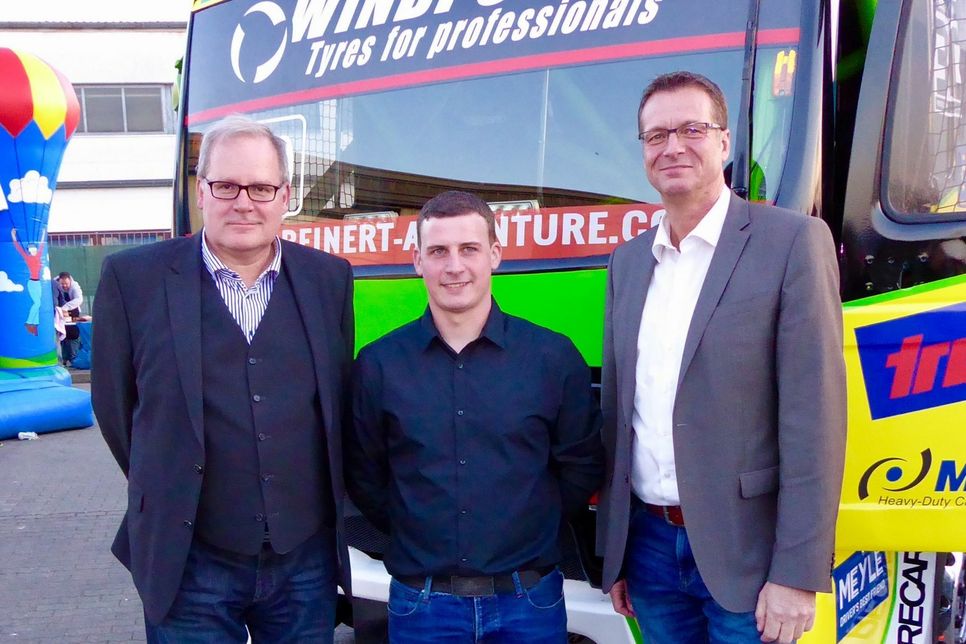 Von links: Rolf Werner, Vorsitzender AC Mayen, Sascha Lenz und Ralf Fuß, Sportleiter AC Mayen.