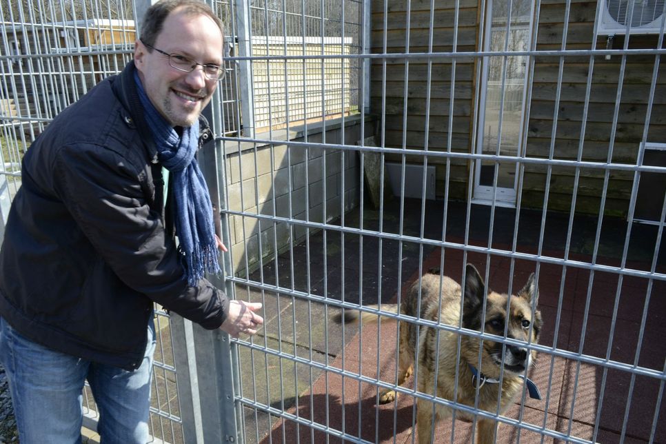Markus Schmitz-Bongard hat gut lachen. Ab dem 1. April darf das Tierheim Kall wieder Fundtiere aufnehmen. Das ist das Ergebnis eines Rechtsstreits, den der Tierschutzverein gegen den Kreis Euskirchen führte. mn-Foto