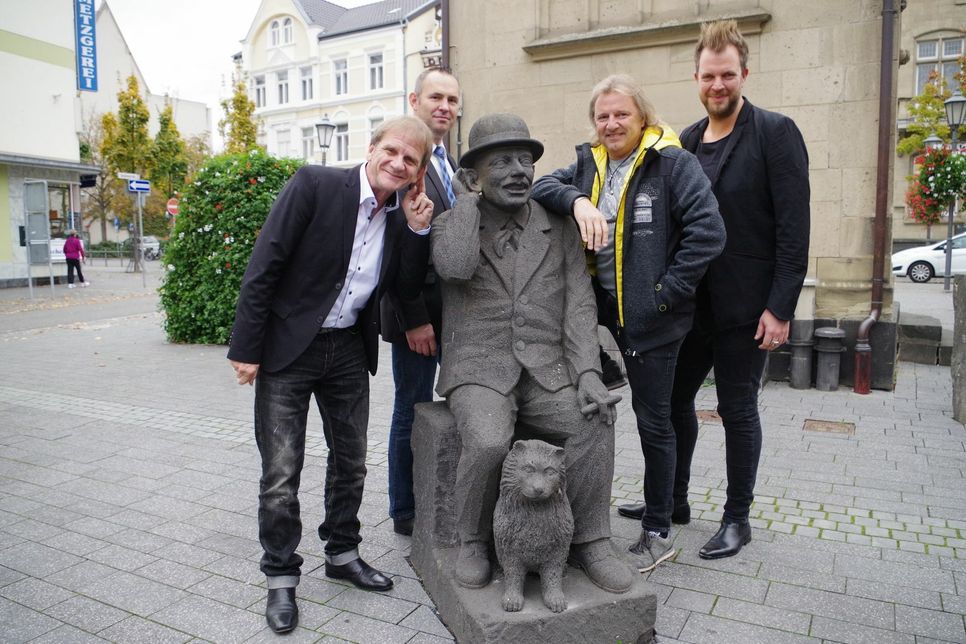 Wenn Klaus Lückerath (l.), Bubi Brühl (3.v.l.) und Sven Welter (r.) spielen, hören auch Hendrech un Jösef gerne zu. Foto: Mager