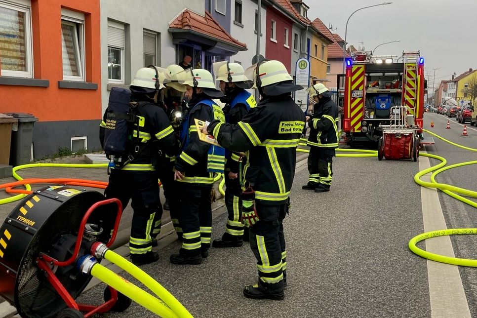 Die Helfer der Freiwilligen Feuerwehr hatten den Brand schnell unter Kontrolle und konnten den Schaden so auf den betroffenen Kellerraum begrenzen.