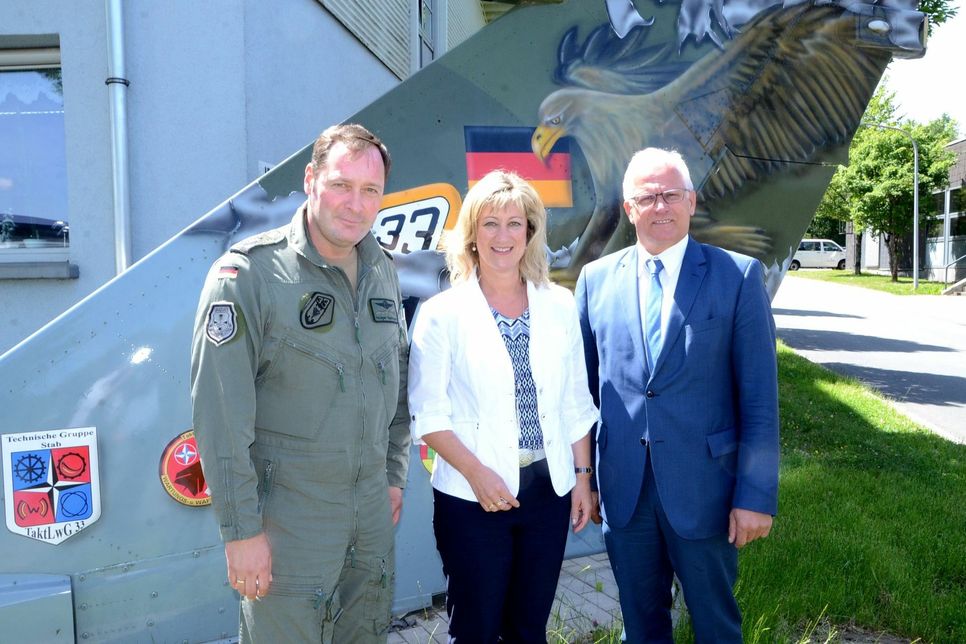 Geschwader-Kommandant Holger Radmann informierte die Abgeordneten Anke Beilstein und Staatssekretär Peter Bleser bei ihrem Besuch in Büchel.