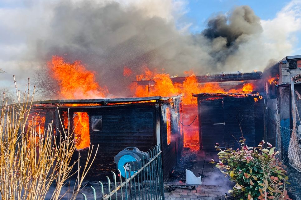 Anwohner hatten das Feuer im Gartenhaus gemeldet. Als die Helfer eintrafen, hatten die Flammen bereits auf Nachbargeäude übergegriffen.