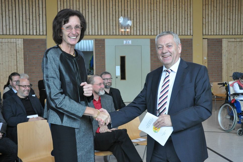 Landrat Manfred Schnur gratuliert Ulrike Kübler bei ihrer Amtseinführung als Schulleiterin.