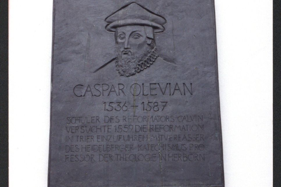 Eine Tafel am Kurfürstlichen Palais in Trier erinnert noch Caspar Olevian. Foto: Sammlung Stadtbibliothek
