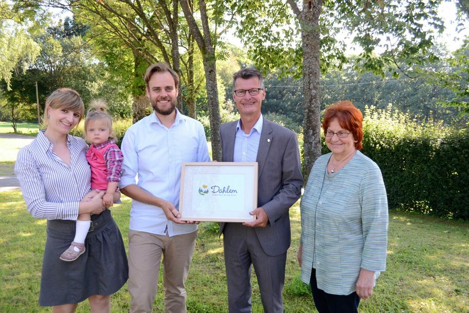 Sie präsentierten das neue Logo der Gemeinde Dahlem: Anne (v.li.), Linda und Daniel Becker, Bürgermeister Jan Lembach und Klara Becker. mn-Foto