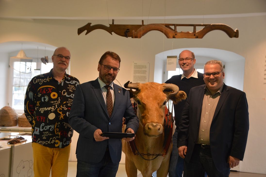 Von links: Christoph Theuring von Freifunk-MYK, Oberbürgermeister Wolfgang Treis, Dr. Wolfgang Schlags, Vorsitzender der MY-Gemeinschaft, und Citymanager Peter Michels freuen sich über das freie WLAN im Eifelmuseum.