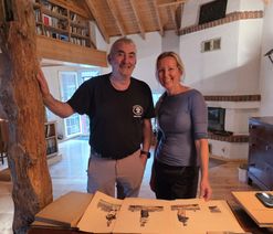 Bergbauschätze über Tage: Günter Nießen und Nina Metternich mit einem Teil der bergbau- und montanhistorischen Bücher.