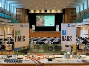 Beim Infoabend von Deutsche Glasfaser in Masburg können sich Bürgerinnen und Bürger über den geplanten Glasfaserausbau und die Anschlussmöglichkeiten informieren.