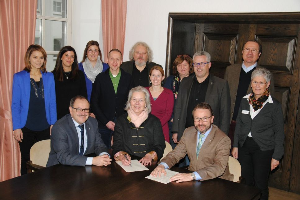 Die Kooperationspartner "Elzerland" trafen sich im Alten Rathaus der Stadt Mayen um die Kooperationsvereinbarung offiziell zu unterzeichnen und die Pläne für die gemeinsame Vermarktung ihrer Einrichtungen und touristischen Attraktionen weiterzuentwickeln.