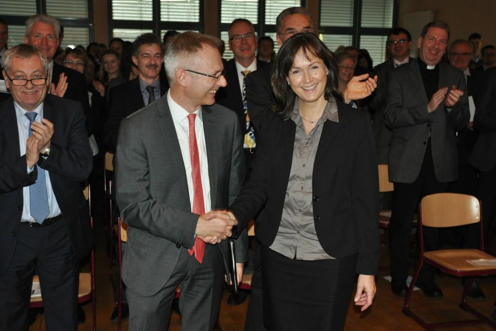 Peter Epp von der ADD Trier gratuliert der Schulleiterin des Cochemer Gymnasiums, Michaela Koch.