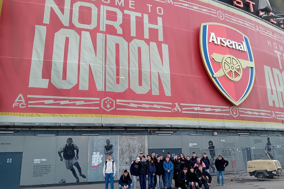 Vor dem Arsenal-Stadion in London.