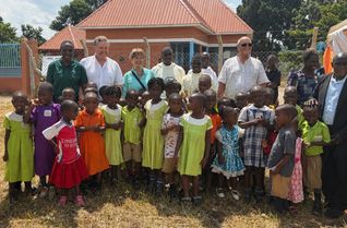 Die feierliche Eröffnung des neuen Kindergartens in Nabinene, Uganda.