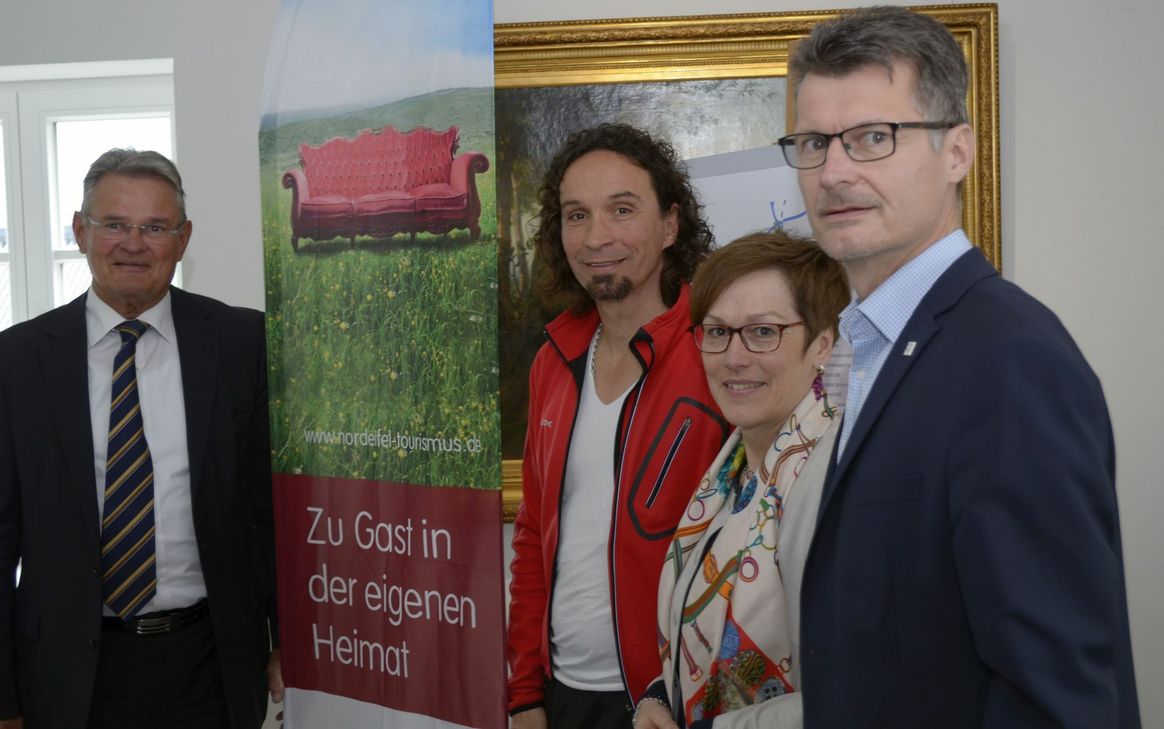 Sie stellten den Aktionstag "Zu Gast in der eigenen Heimat" vor (v.li.): Landrat Günter Rosenke, Stephan Brings, Iris Poth und Dahlems Bürgermeister Jan Lembach. mn-Foto