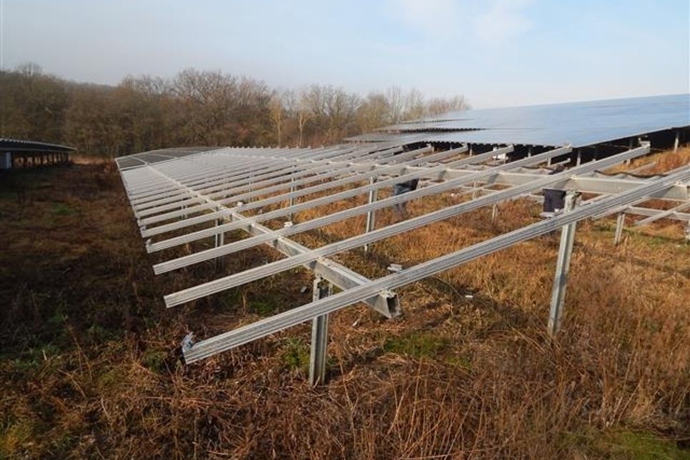 Leergeräumt wurde dieser Solarpark in Kaifenheim. Rund 100 Module ließen die Diebe mitgehen. Schaden: Rund 15.000 Euro. Jetzt wurden die Täter in Polen gefasst.  Es handelt sich offenbar um eine organisierte Tätergruppe.