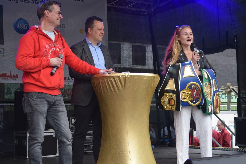 Christian Lange (z.eu.s) und Euskirchens Bürgermeister Sacha Reichelt im Interview mit Federgewicht-Boxweltmeisterin  Sarah Liegmann.