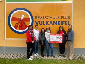 Große Freude bei der Übergabe des Spendenschecks.