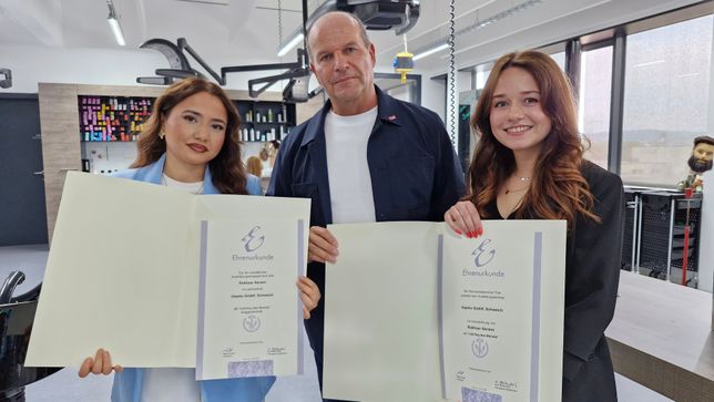 Von links.: Lehrling des Monats Rokhsar Akrami, HWK-Vizepräsident Ralf Jakob, Ausbilderin Sophia Jungen bei der Auszeichnung in der HWK-Friseurwerkstatt