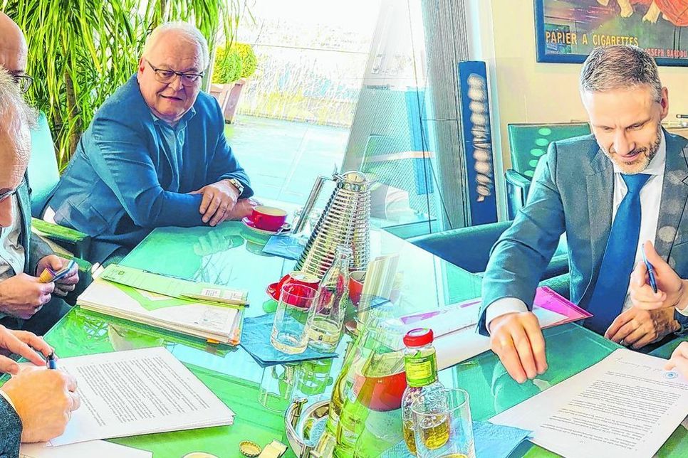 Investor Leonard Weiss (r.) und Simmeraths Bürgermeister Karl-Heinz Hermanns (l.) unterzeichneten nun den Kaufvertrag für das 39.000 Quadratmeter große Grundstück im Rollesbroicher Gewerbegebiet. Foto: Weiss