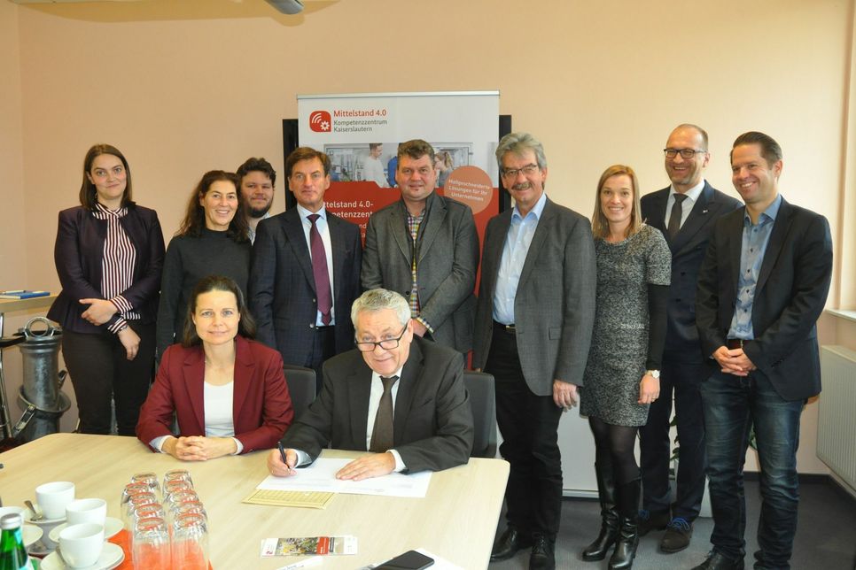 Landrat Manfred Schnur unterzeichnete mit Dr. Haike Frank vom Mittelstand 4.0-Kompetenzzentrum Kaiserslautern einen Kooperationsvertrag.