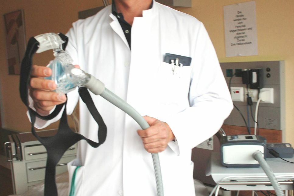 Dr. med. Carsten Schäfer zeigt im Schlaflabor eine Atemmaske zur Schlafapnoe-Therapie.  Fotos: Bomba