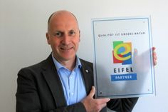 Markus Pfeifer hält die Qualitäten der Eifel hoch... auch die der Jobs, mit welchen zertifizierte Arbeitgeber Fachkräfte überzeugen. Foto: Regionalmarke Eifel