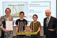 Leonard und Raphael Nalbach vom Gymnasium Hermeskeil überzeugten die Jury mit ihrem Modell "Hexagon Coaster" und sicherten sich damit nicht nur den ersten Platz in ihrer Alterskategorie I (bis Klasse 8), sondern auch die Teilnahme am Bundeswettbewerb in Berlin.
