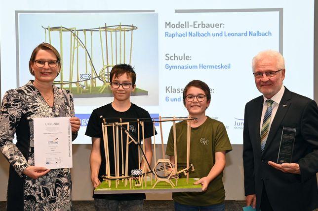 Leonard und Raphael Nalbach vom Gymnasium Hermeskeil überzeugten die Jury mit ihrem Modell "Hexagon Coaster" und sicherten sich damit nicht nur den ersten Platz in ihrer Alterskategorie I (bis Klasse 8), sondern auch die Teilnahme am Bundeswettbewerb in Berlin.