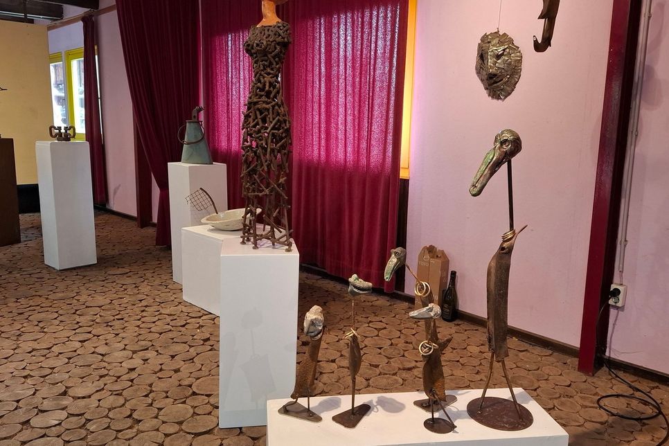 Werke aus Keramik und Metall von sechs Künstlerinnen und Künstlern sind in der Galerie am Pi (Weißenseifen) zu betrachten.