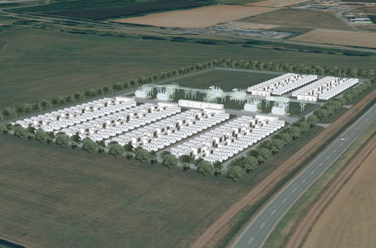 Das geplante Werk in Wengerohr hat gigantische Dimensionen und soll für eine sichere und zukunftsfähige Energieversorgung stehen.Die Visualisierung zeigt die Ursprungsversion. Zu den jüngsten Anpassungen bei der Planung gehören zusätzliche Schallschutzmaßnahmen, eine leichte Anhebung des Geländes zur Reduzierung von LKW-Verkehr sowie organisatorische Änderungen auf dem Gelände, etwa bei der Anordnung von Lager- und Sicherheitscontainern.