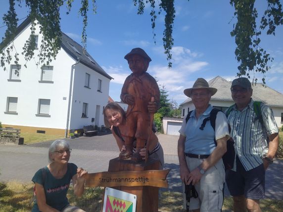 Trotz tropischer Temperaturen machten sich einige Wanderfreund/innen auf den Weg, das „Strühmannspettje“ bei Nachtsheim zu erkunden.