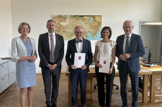 Staatssekretärin Anja Schraut, Thomas Henrichs (Präsident des OLG Koblenz), Dr. Manfred Grüter, Corinna Diesel und Staatsminister Dr. Helmut Martin.