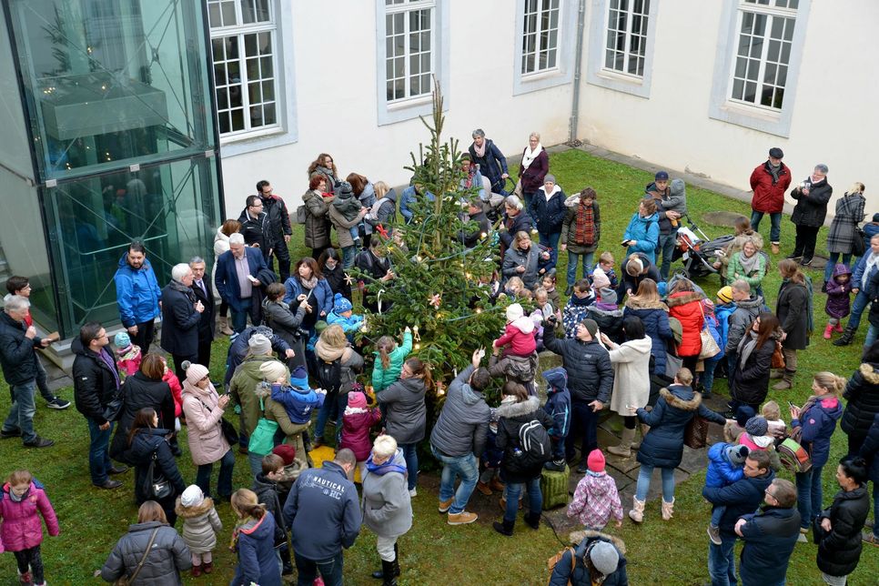 Was für ein Gewusel im Innenhof des Rathauses: Rund 50 Kinder der Kita St. Adula aus Pfalzel schmückten gemeinsam mit Oberbürgermeister Wolfram Leibe den Weihnachtsbaum. Foto: Presseamt der Stadt Trier