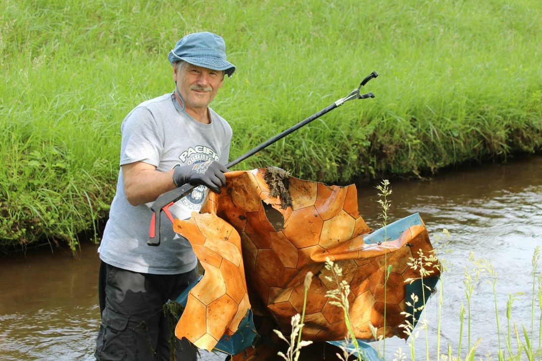 Einkaufswagen und Bodenbeläge - Es gibt kaum einen Gegenstand, den Friedhelm Kappenstein noch nicht aus der Erft gefischt hat. Foto: privat