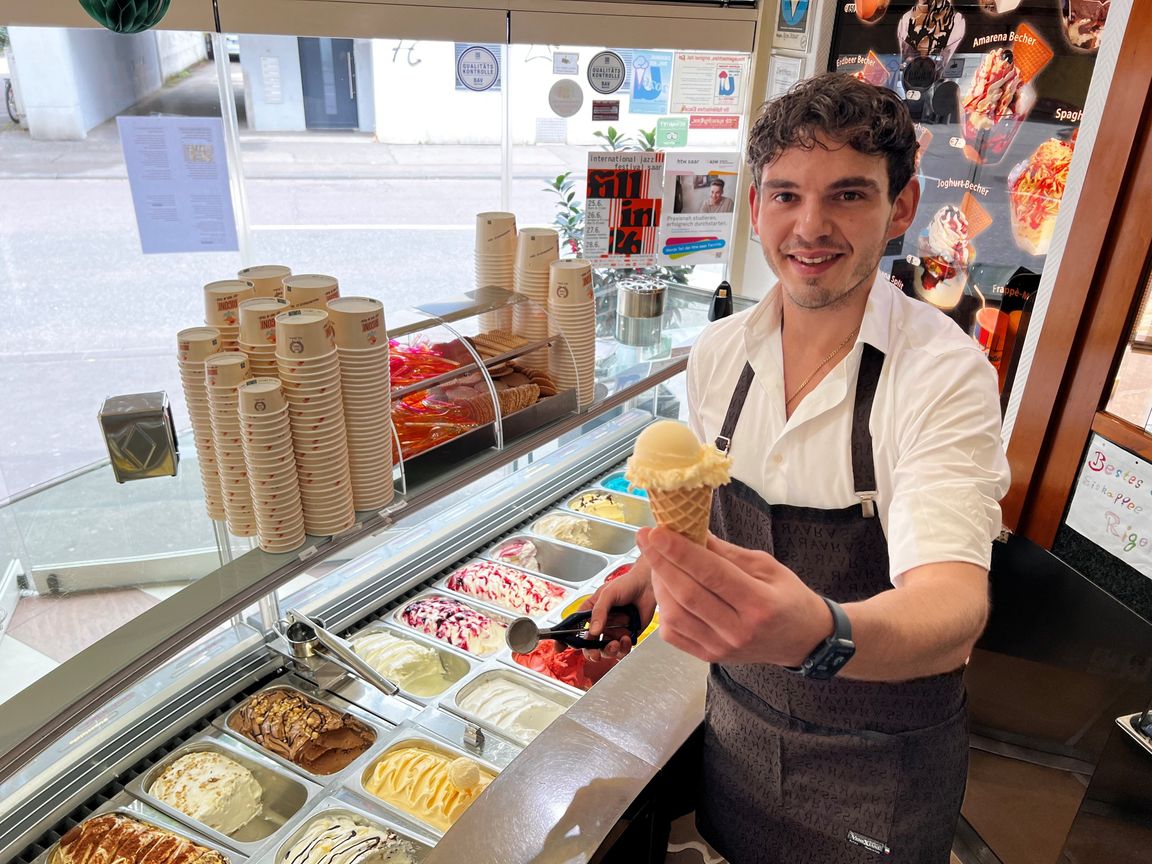 Raffaele Rigoni ist der Eis-König von Rheinland-Pfalz! Das Trierer Traditionscafé Rigoni in der Paulinstraße räumte jetzt beim Falstaff-Voting ab. Beliebteste Sorte nach wie vor: Vanille.